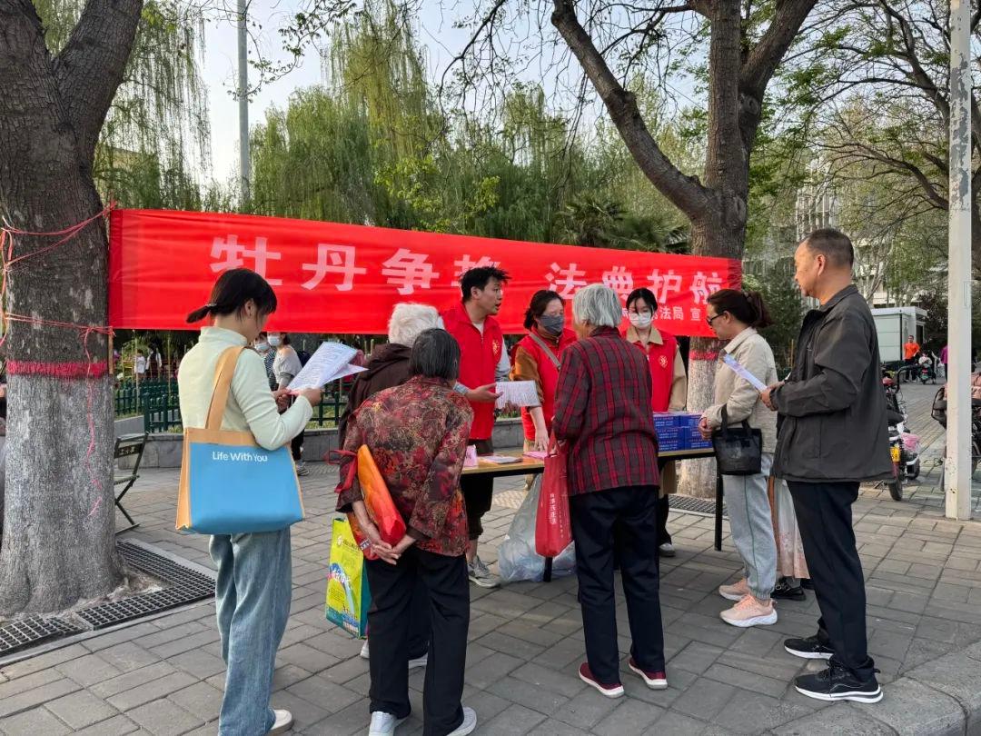 偃師區(qū)法學(xué)會開展“牡丹爭艷 法典護(hù)航”基層行普法活動