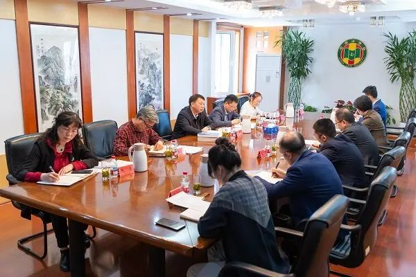 王洪祥與對外經(jīng)濟(jì)貿(mào)易大學(xué)梅夏英一行座談